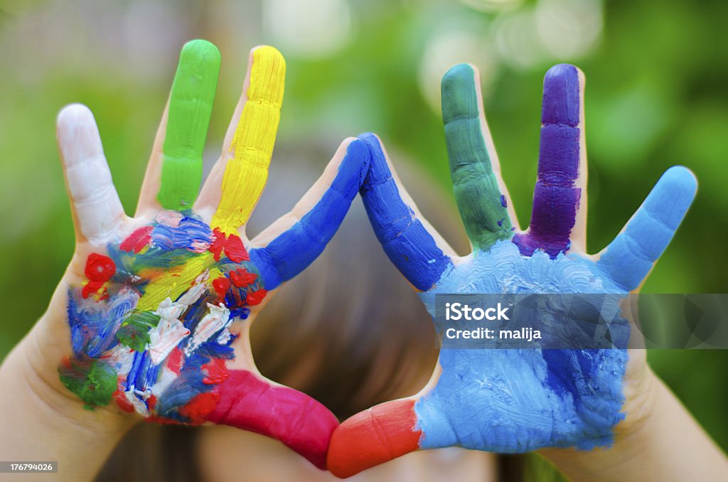 Malowane kolorowe ręce - Zbiór zdjęć royalty-free (Dziecko)