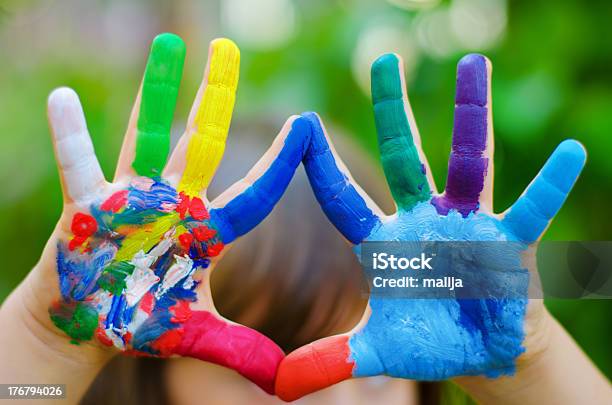 Malowane Kolorowe Ręce - zdjęcia stockowe i więcej obrazów Dziecko - Dziecko, Zajęcie rekreacyjne, Otwarta przestrzeń - Ustawienia