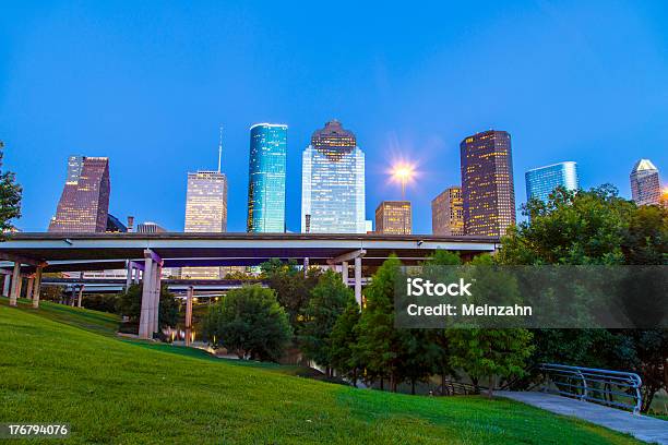Ver En El Centro De La Ciudad De Houston En La Tarde Del Bayou Foto de stock y más banco de imágenes de Houston - Texas