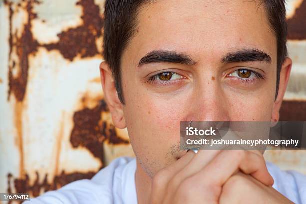 Mann Im Weißen Tshirt Stockfoto und mehr Bilder von 20-24 Jahre - 20-24 Jahre, 25-29 Jahre, Bart