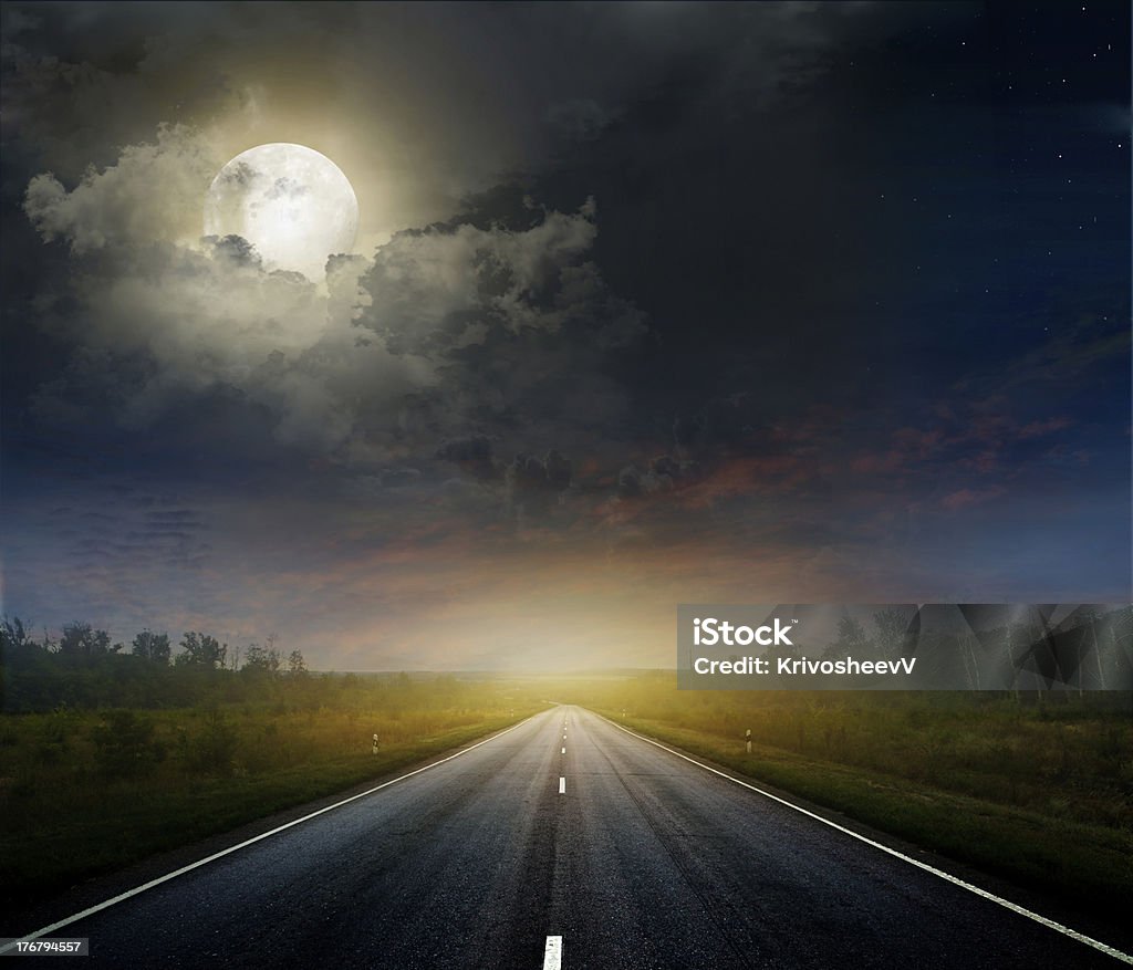 Strada di campagna con scuro cielo - Foto stock royalty-free di Alba - Crepuscolo