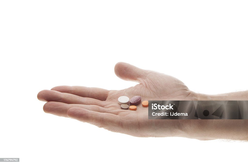 Mano con pillole - Foto stock royalty-free di Acido acetilsalicilico