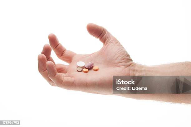 Hand Holding Pillen In Einer Wütend Oder Verärgert Weise Stockfoto und mehr Bilder von Arzt