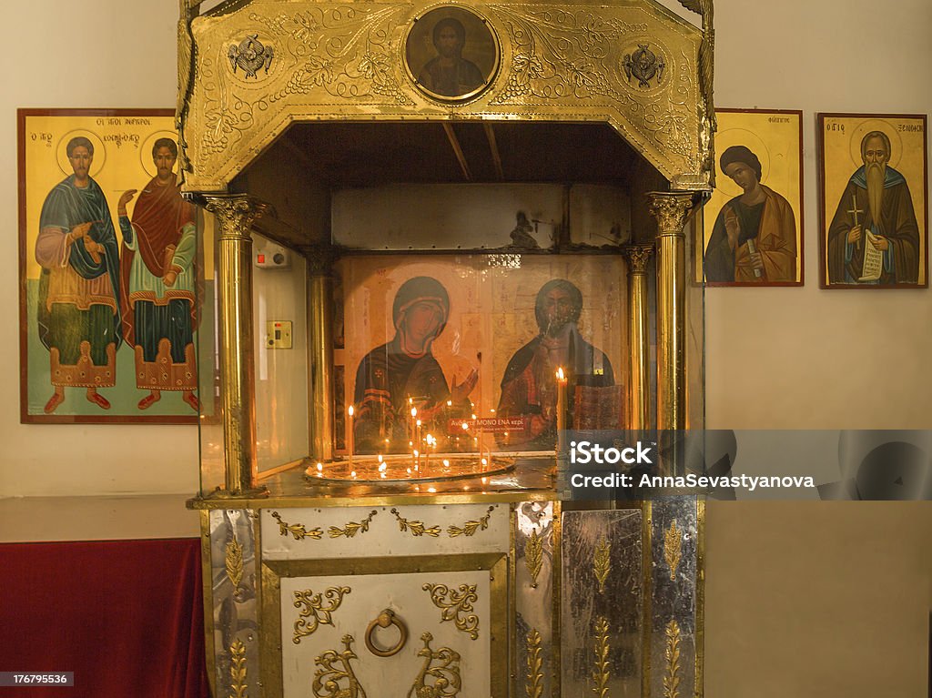 캔들스틱 및 아이콘은 복음사가 Neofitas 수도원. 키프러스 - 로열티 프리 키프로스 공화국 스톡 사진