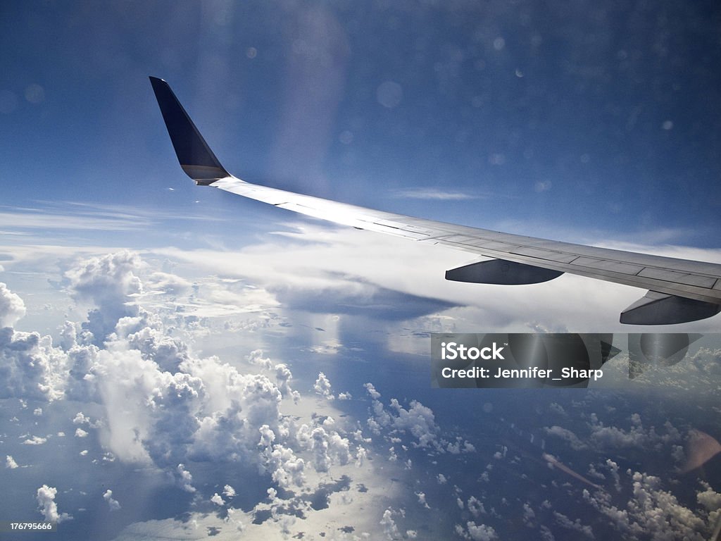 Guardare le nuvole con un aereo di finestra - Foto stock royalty-free di Aereo di linea