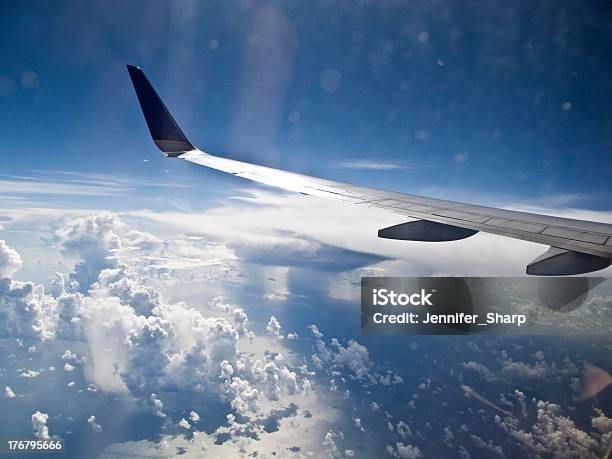 Foto de Olhando Através Da Janela Do Avião De Nuvens e mais fotos de stock de Aviação Geral - Aviação Geral, Avião, Avião comercial