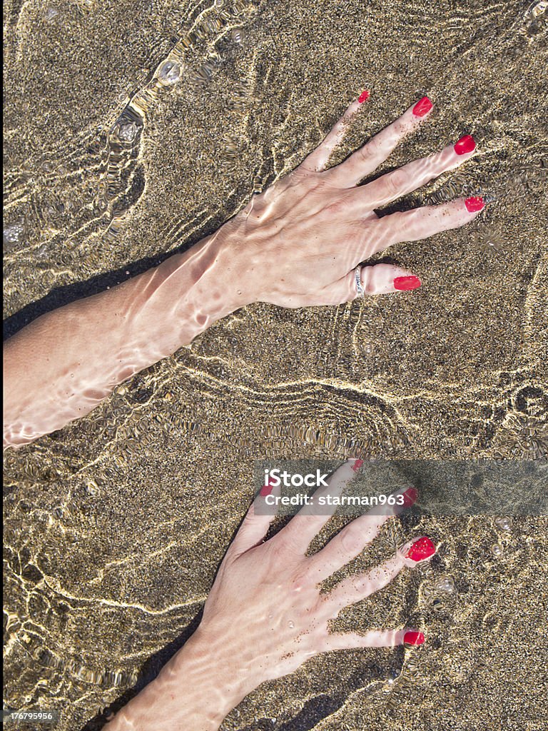 Mulher as mãos na água foreshore, Areia negra - Royalty-free Praia Foto de stock