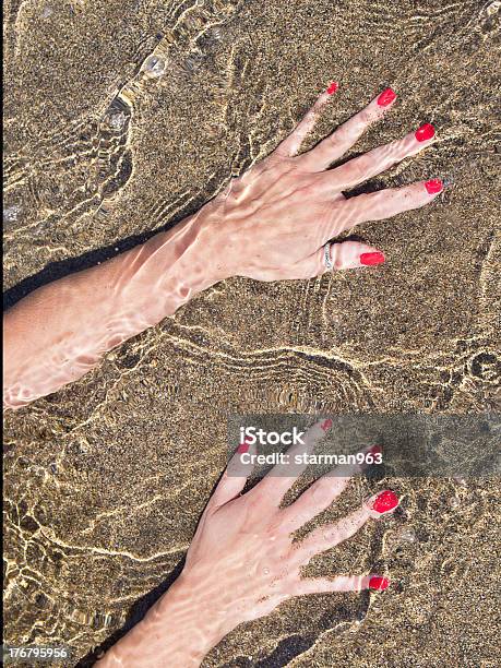 Женщина Руки На Воде Foreshore Черный Песочный — стоковые фотографии и другие картинки Ноготь на руке - Ноготь на руке, Пляж, Береговая линия