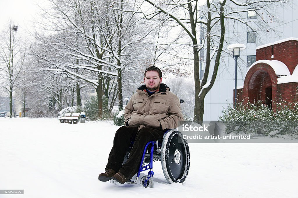 Jeune homme en fauteuil roulant - Photo de Hommes libre de droits