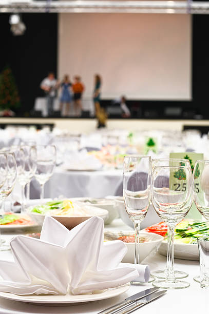 detalhes de configuração de tabela de banquete de casamento - banquet table set restaurant imagens e fotografias de stock