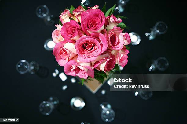 Rosas Cor De Rosa Sobre A Mesa De Recepção - Fotografias de stock e mais imagens de Arranjo - Arranjo, Beleza natural, Bouquet