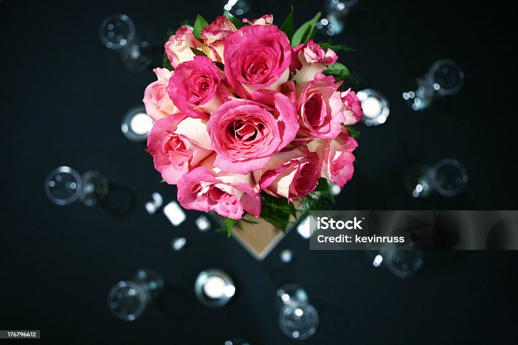 Розовые розы на стойке регистрации Таблица - Стоковые фото Без людей роялти-фри