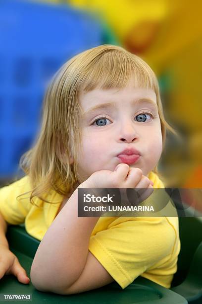 Блондинка Маленькая Девочка Забавная Выражение В Ее Рту — стоковые фотографии и другие картинки Крупный план