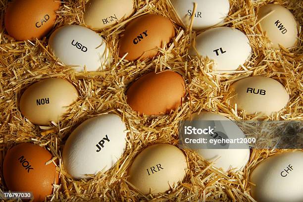 Las Tasas De Cambio De Los Huevos En Una Cesta Foto de stock y más banco de imágenes de Alimento - Alimento, Amarillo - Color, Billete de banco