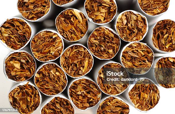 Pilha De Cigarro - Fotografias de stock e mais imagens de Cigarro - Cigarro, Cuidados de Saúde e Medicina, Fotografia - Imagem