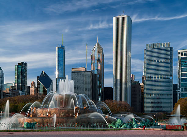Chicago,Buckingham Fountain Buckingham fountain in Grant Park, Chicago, USA. This is day shot with long exposure (6 sec.). ND filter was used to get blurry effect in the sky and water in fountain. chicago illinois photos stock pictures, royalty-free photos & images
