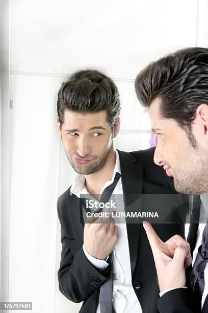 ハンサムな男性フモール面白いぶりのミラー - 男性のストックフォトや画像を多数ご用意 - 男性, 虚栄心, 鏡