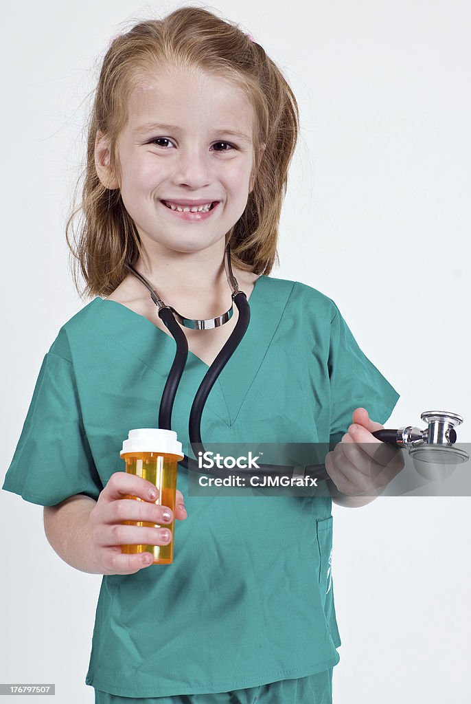 젊은 백인종 여자아이 게임하기 담담의 - 로열티 프리 건강관리와 의술 스톡 사진