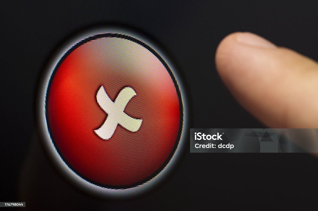 Dedo pressionando um botão vermelho com Cruz no ecrã tátil - Royalty-free Apresentação Digital Foto de stock