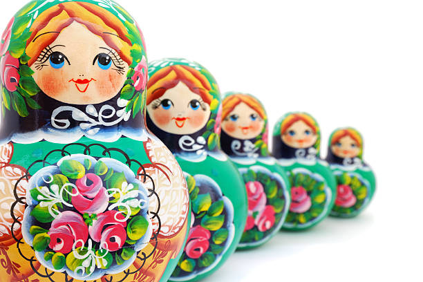con espacio para la computadora muñecas rusas - russian nesting doll nested russian culture toy fotografías e imágenes de stock