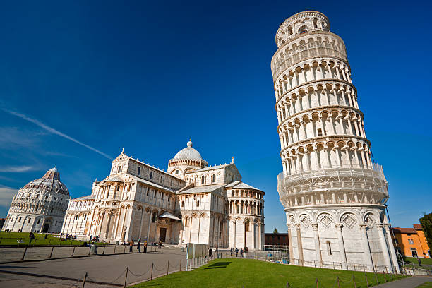 la torre de pisa. toscana, italia. - leaning tower of pisa fotografías e imágenes de stock