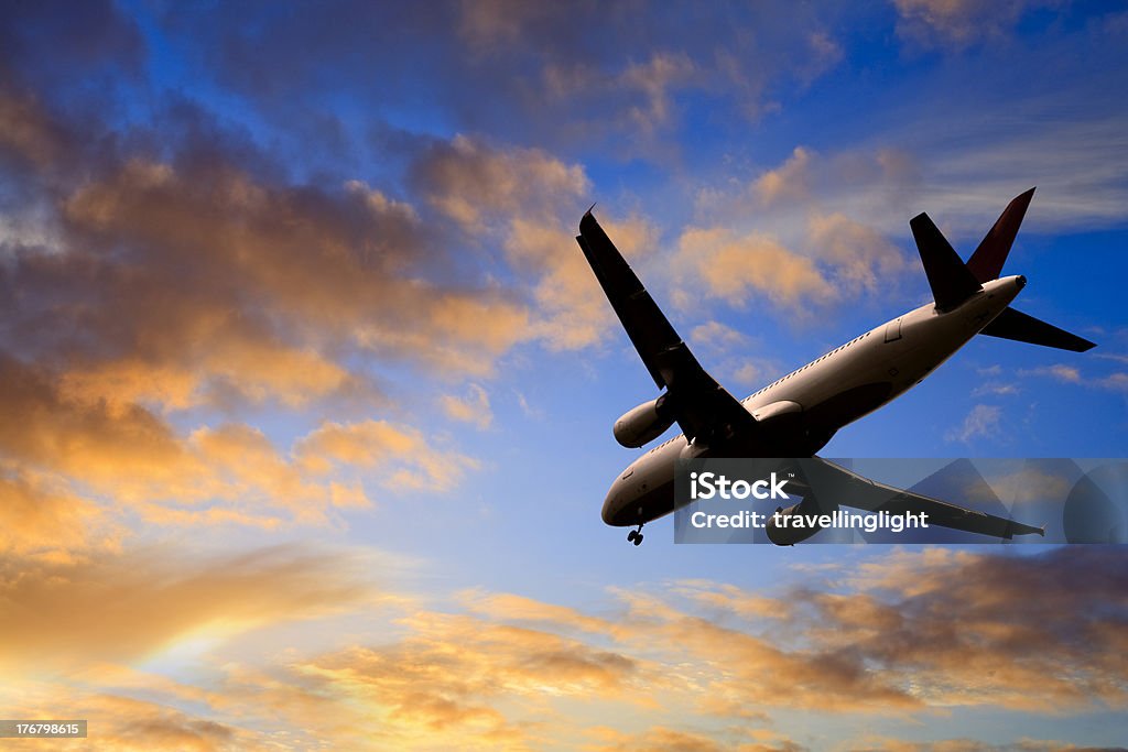 Jet самолета посадку с Яркие закат небо синий оранжевый Горизонт - Стоковые фото Без людей роялти-фри