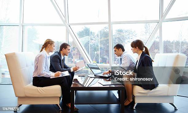 Foto de Trabalhando Em Escritório e mais fotos de stock de Adulto - Adulto, Computador, Cooperação