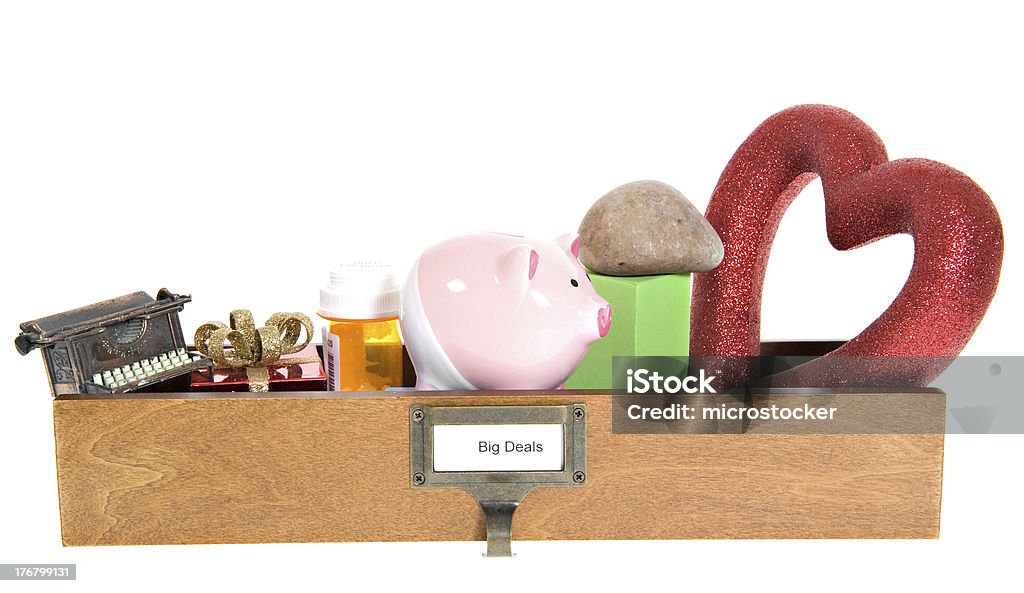 Objetos Micelanious & juguetes en una caja "trata" BIG - Foto de stock de Actividades bancarias libre de derechos
