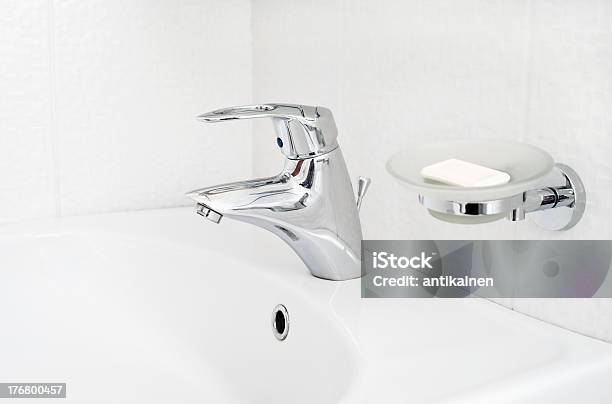 Eine Chrom Wasserhahn In Washbowl Badezimmer Stockfoto und mehr Bilder von Ausrüstung und Geräte - Ausrüstung und Geräte, Badewanne, Badezimmer