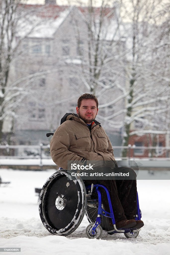 Joven hombre en silla de ruedas - Foto de stock de Nieve libre de derechos