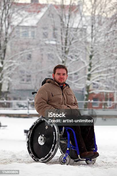 Młody Człowiek W Wózek Inwalidzki - zdjęcia stockowe i więcej obrazów Wózek inwalidzki - Wózek inwalidzki, Śnieg, Mężczyźni