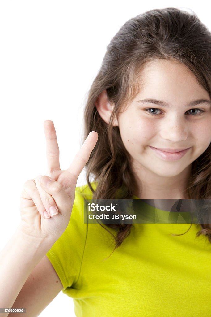 Adolescent Caucasion fille fait un signe de la paix gros plan - Photo de 10-11 ans libre de droits