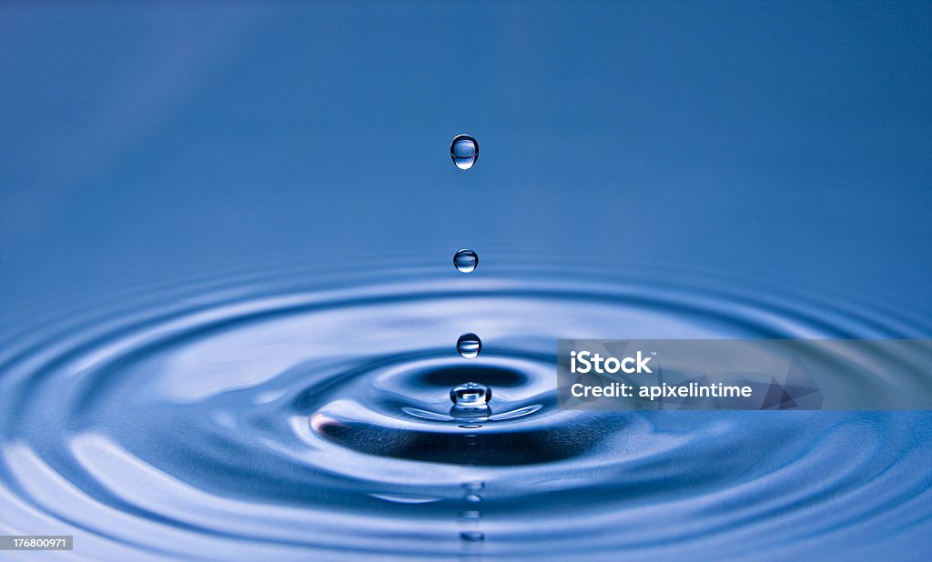 Caduta in acqua blu con increspature concavo. - Foto stock royalty-free di Acqua