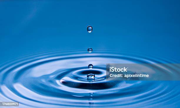 Foto de Queda De Água Em Azul Com Ondas Côncavo e mais fotos de stock de Abstrato - Abstrato, Azul, Bebida