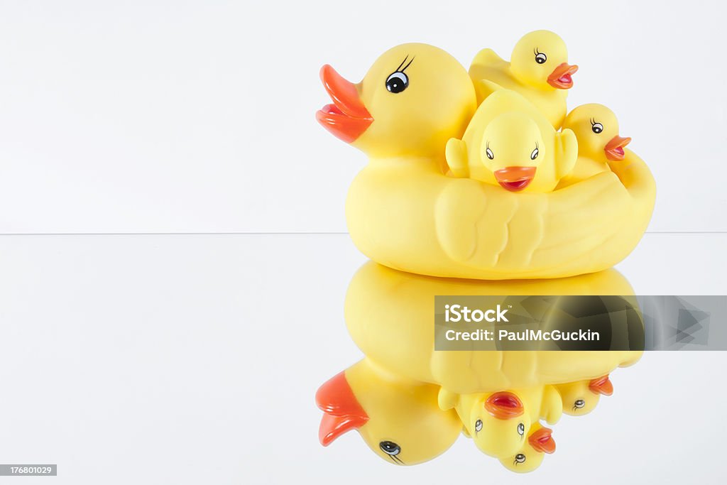 Żółte gumowe kaczki Rodzina odzwierciedlenie w lusterka - Zbiór zdjęć royalty-free (Kaczuszka do kąpieli)