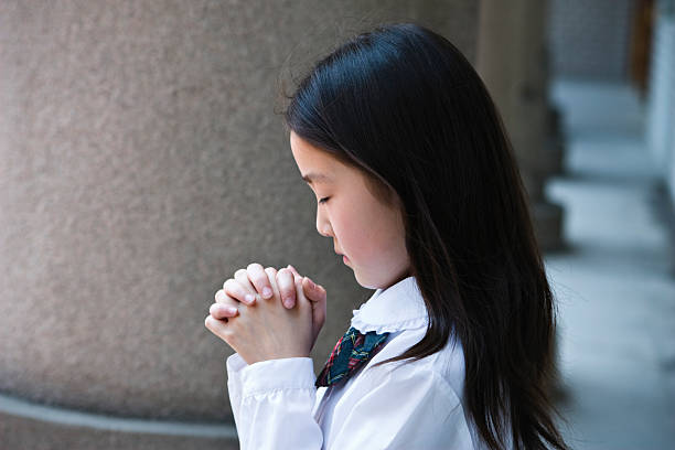asian uczennica modlić się - concentration eyes closed hope people zdjęcia i obrazy z banku zdjęć