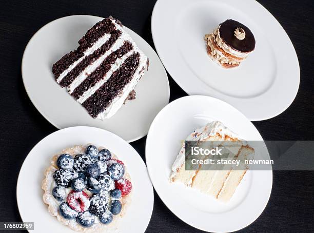 Dolci Torte E Dolci Su Sfondo Scuro - Fotografie stock e altre immagini di Bacca - Bacca, Buffet, Cibi e bevande