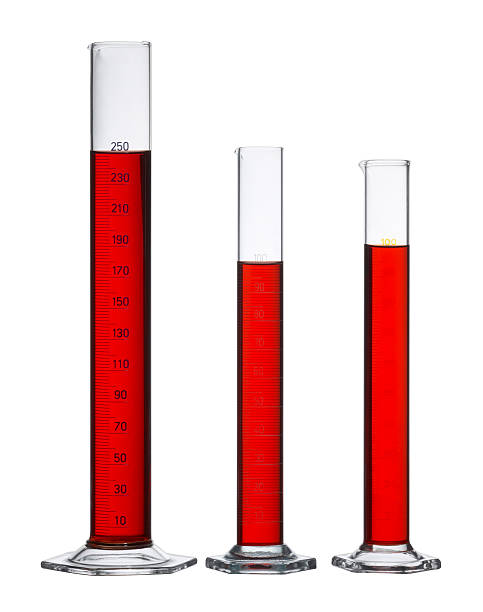 cilindros de medição cheia - laboratory glassware beaker flask glass imagens e fotografias de stock