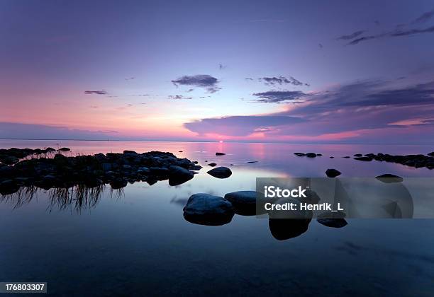 Hermoso Sundawn Al Mar Foto de stock y más banco de imágenes de Agua - Agua, Aire libre, Anochecer