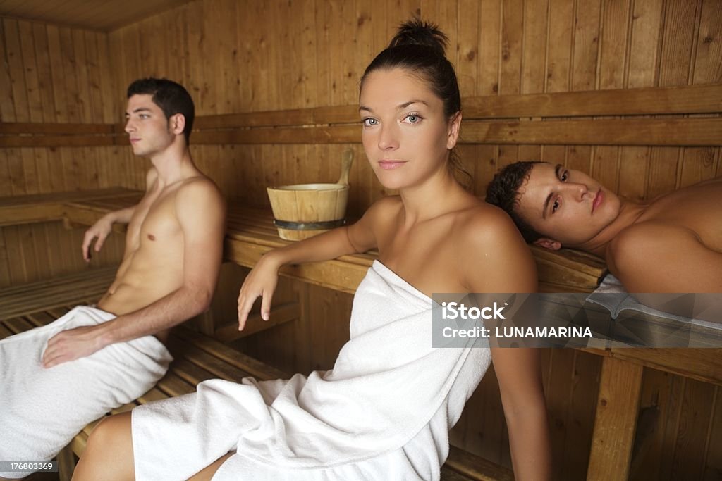 Sauna, spa terapia de grupo de jóvenes en madera - Foto de stock de Sauna libre de derechos