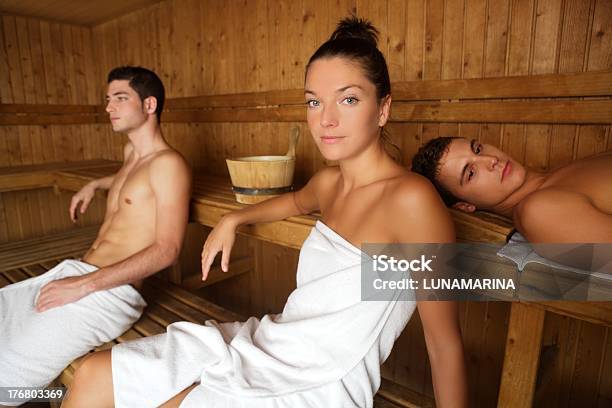 Sauna Spa Terapia De Grupo De Jóvenes En Madera Foto de stock y más banco de imágenes de Sauna - Sauna, Sensualidad, Símbolo sexual