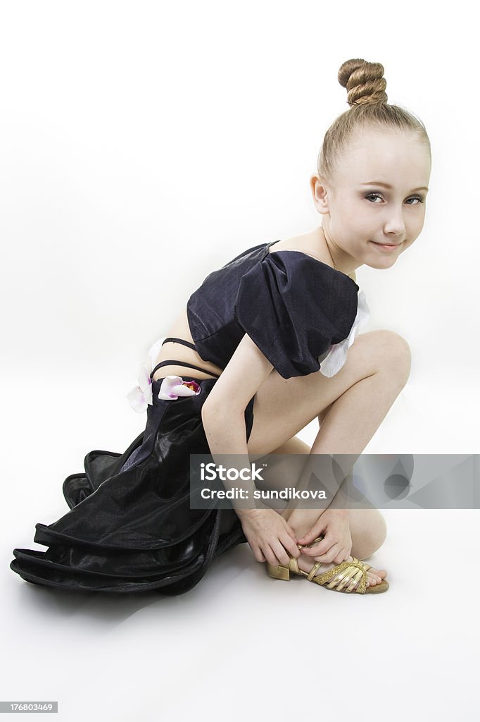 La danza ragazza ha chiesto una scarpa in fermo - Foto stock royalty-free di Cumbia