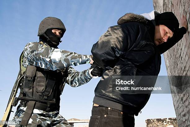 병정 복용 범인 Under 어레스트 경찰관에 대한 스톡 사진 및 기타 이미지 - 경찰관, 군대, 군복