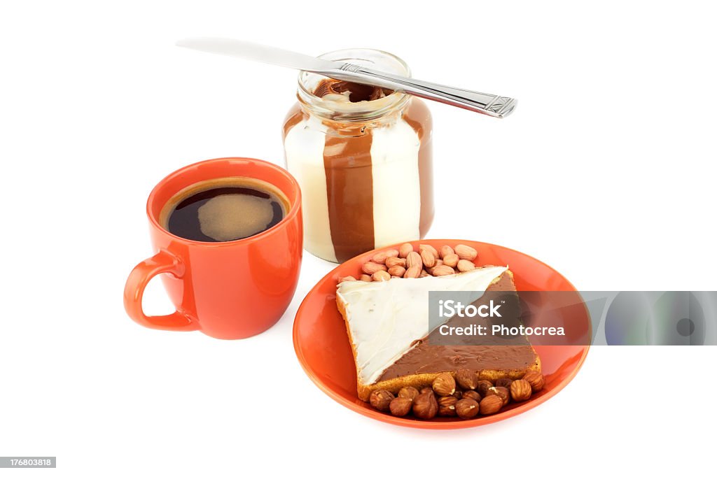 Тост с шоколадом Фундук распространяет и чашкой кофе - Стоковые фото Арахис - еда роялти-фри