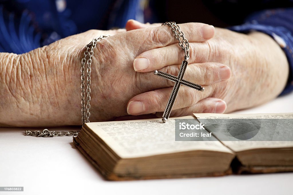 Mani con croce - Foto stock royalty-free di Croce religiosa