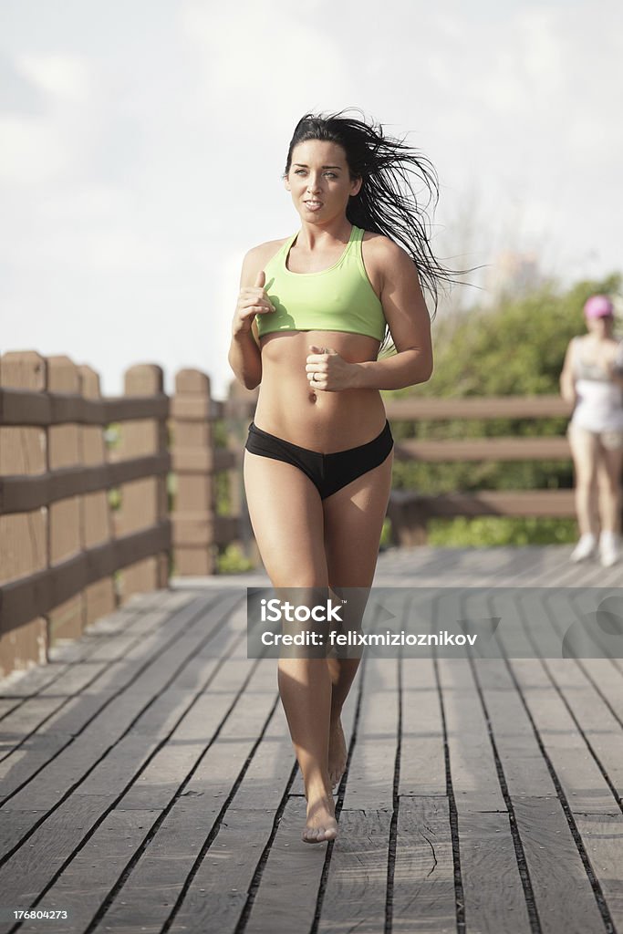 Imagen de una mujer corriendo en la playa - Foto de stock de Aerobismo libre de derechos