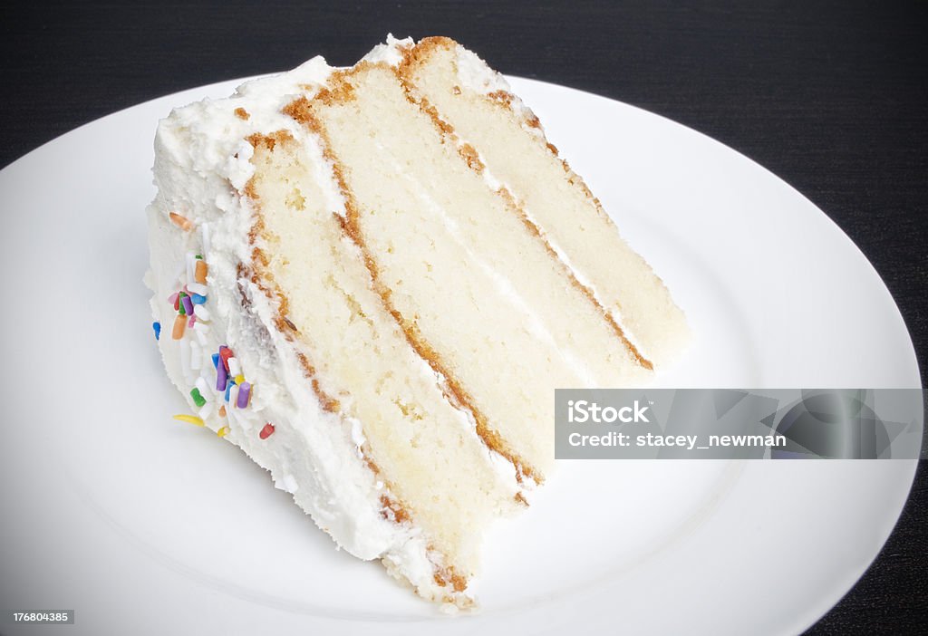 Rebanada de pastel de blanco, Buttercream hielo - Foto de stock de Tarta - Postre libre de derechos