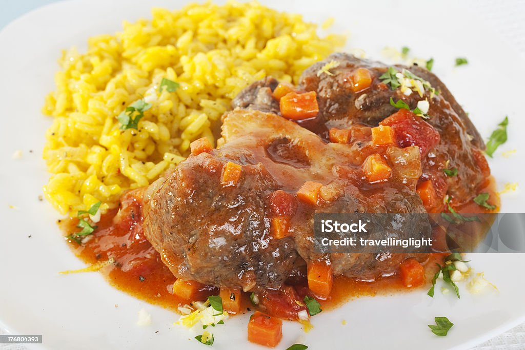 Osso Buco z Szafranowe Risotto włoska kuchnia Płyta metalem szlachetnym - Zbiór zdjęć royalty-free (Bez ludzi)