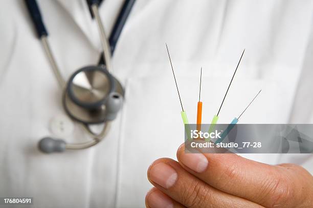 Arzt Mit Akupunkturnadeln Foto de stock y más banco de imágenes de Acupuntura - Acupuntura, Acupunturista, Adulto