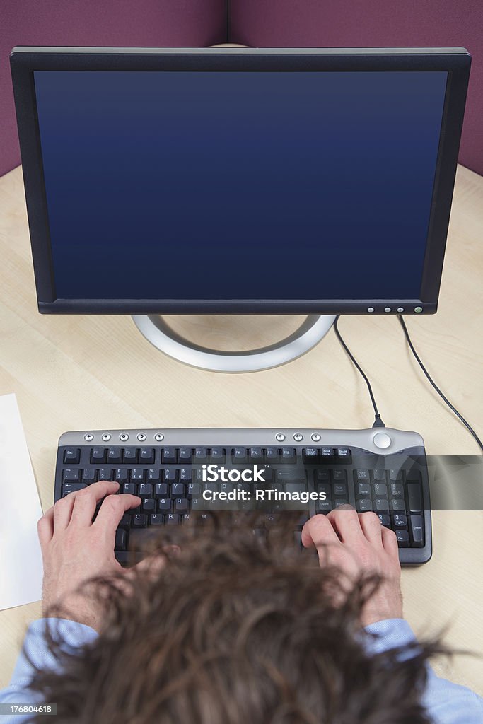 Компьютер пользователя пустой экран над головой - Стоковые фото Cпециалист информационных технологий роялти-фри